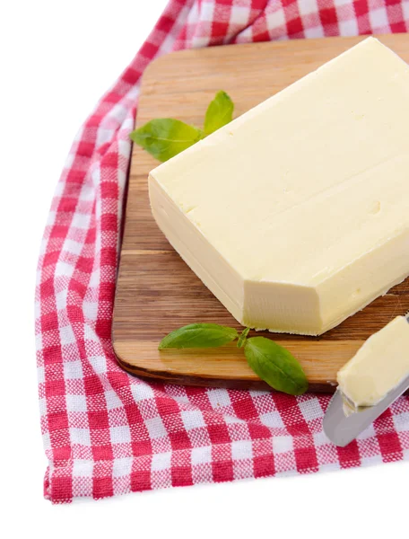 Sabrosa mantequilla en tabla de cortar de madera, aislada en blanco — Foto de Stock