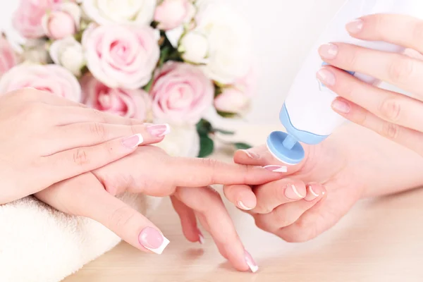 Manicure process in beauty salon close up — Stock Photo, Image