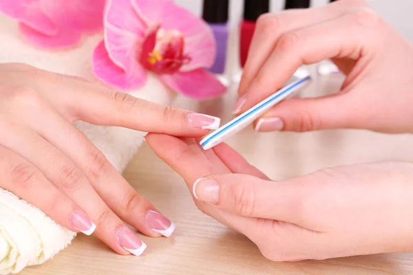 Processo di manicure nel salone di bellezza da vicino — Foto Stock