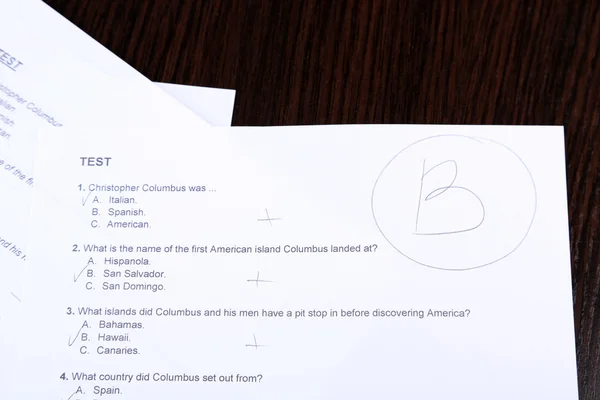 Grade written on an exam paper, close-up — Stock Photo, Image