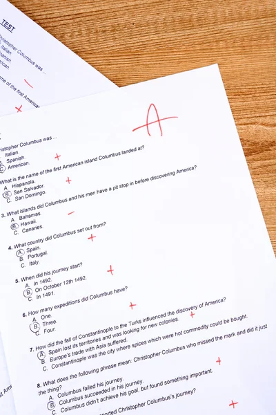 Grade written on an exam paper, close-up — Stock Photo, Image