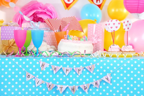 お祝いの装飾に誕生日のためのお祭りテーブル設定 — ストック写真
