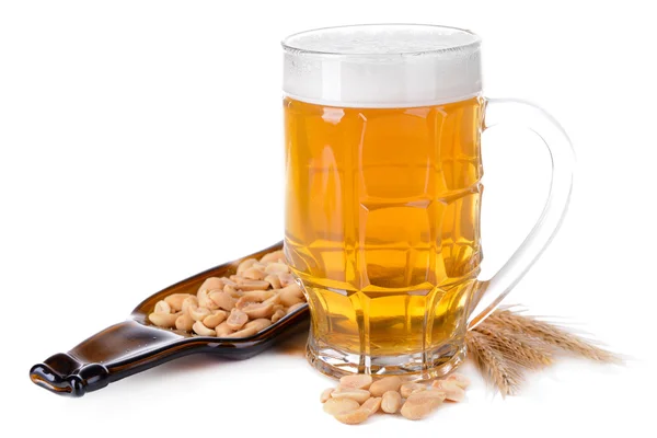 Bardak bira ile üzerine beyaz izole snack — Stok fotoğraf