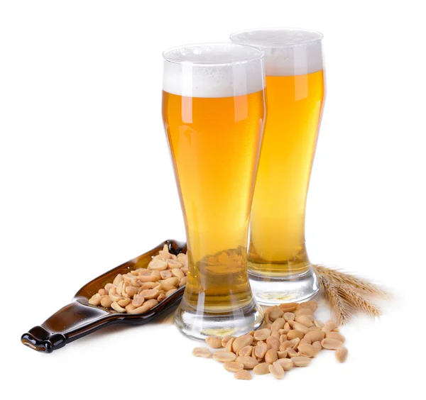 Ποτήρια μπύρα με σνακ που απομονώνονται σε λευκό — Φωτογραφία Αρχείου