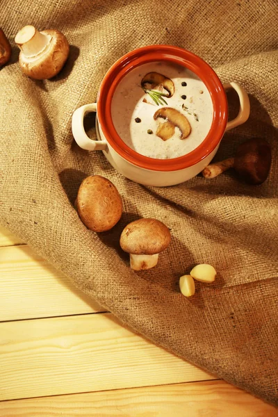 生理用ナプキン、木製の背景上に鍋にマッシュ ルーム スープ — ストック写真