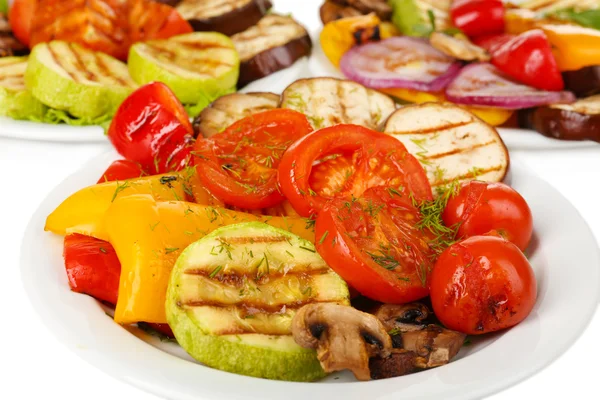 Вкусные овощи на гриле на тарелке крупным планом — стоковое фото