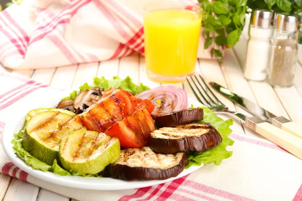 Delicious grilled vegetables on plate on table close-up — Stock Photo, Image