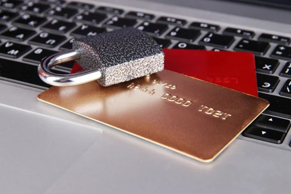 Кредитні картки і замикання на клавіатурі крупним планом — стокове фото