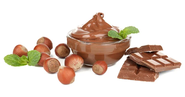 Cioccolato dolce alla nocciola spalmato con noci intere e menta isolata su bianco — Foto Stock