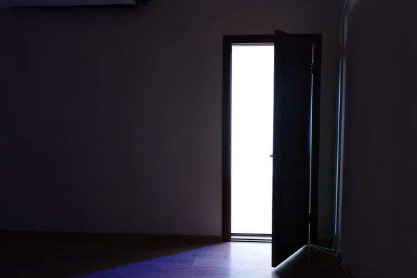 Puerta abierta con luz brillante exterior — Foto de Stock