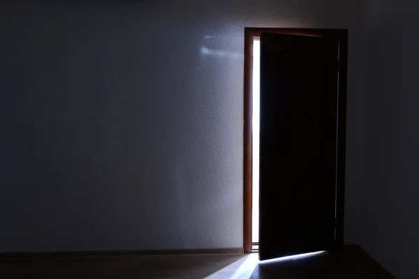 Porta aperta con luce intensa all'esterno — Foto Stock