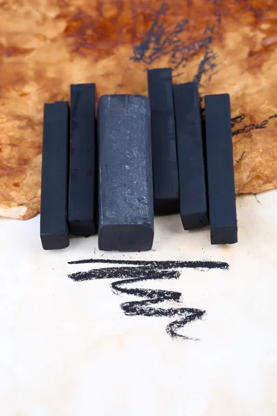Чорний малюнок деревного вугілля на папері — стокове фото
