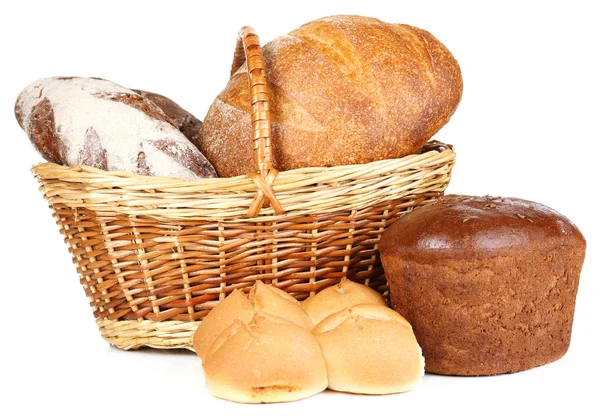 Composição com pão e rolos em cesta de vime isolado em branco — Fotografia de Stock