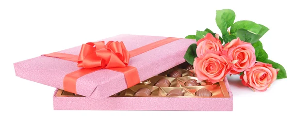 Heerlijke chocolade in doos met bloemen geïsoleerd op wit — Stockfoto