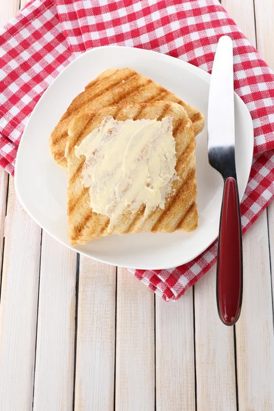 木製のテーブルの上のバター焼きパン — ストック写真