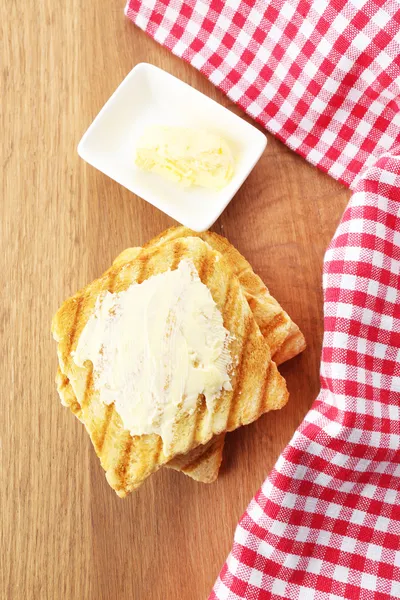 Жареный хлеб с маслом на деревянном столе — стоковое фото