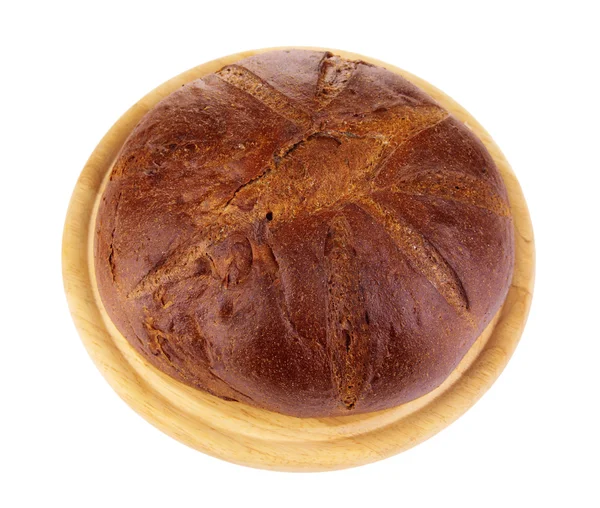 Pão de centeio em suporte de madeira isolado em branco — Fotografia de Stock