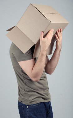 Adam başını gri arka plan üzerine karton kutu