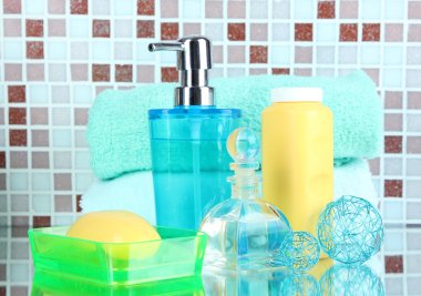 kozmetik ve mozaik karo zemin üzerine banyo aksesuarları
