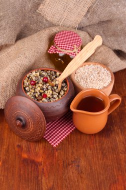 kutia - geleneksel Noel tatlı yemek Ukrayna, Beyaz Rusya ve Polonya, ahşap zemin ile pota