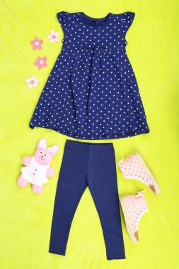 yeşil zemin üzerine küçük kız için güzel elbiseler