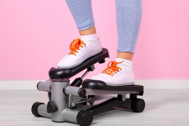kadın egzersiz Step yapıyor. yakın çekim bacaklar. 