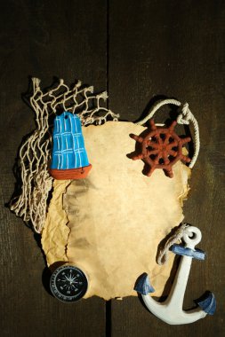 eski bir kağıt üzerinde ahşap arka plan izole deniz aksesuarları ile