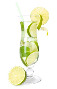 limon ve nane üzerinde beyaz izole kokteyl bardak