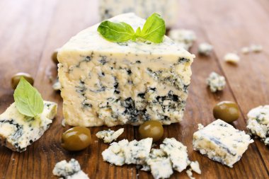 lezzetli mavi peynir zeytin ve fesleğen, ahşap tablo