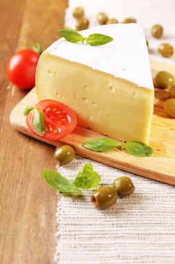 lezzetli camembert peyniri domates, zeytin ve fesleğen, ahşap tablo