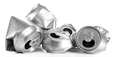 metal bira kutuları üzerinde beyaz izole ezilmiş