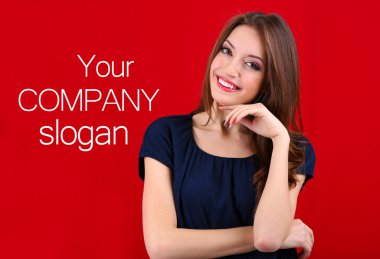 çekici bir kadın kırmızı zemin üzerine