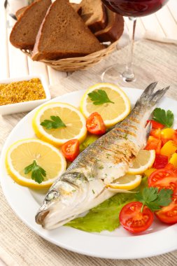 Nefis ızgara balık plaka üzerinde tablo yakın çekim