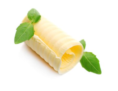 taze tereyağı üzerine beyaz izole Fesleğenli cURL