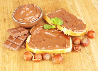 Çikolatalı fındık ahşap zemin üzerine yayılmış sweet ile ekmek