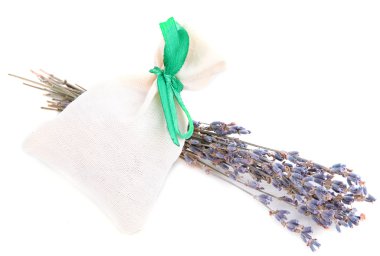 Tekstil poşet çantası ile üzerine beyaz izole kurutulmuş lavanta çiçekleri