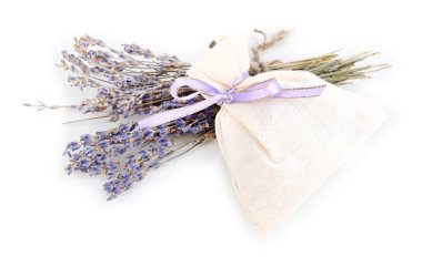 Tekstil poşet çantası ile üzerine beyaz izole kurutulmuş lavanta çiçekleri
