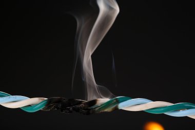 kısa devre, yanmış kablo siyah izole