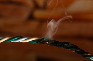 kısa devre, yanmış kablo, koyu renk arka plan üzerinde