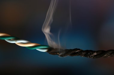 kısa devre, yanmış kablo, koyu renk arka plan üzerinde