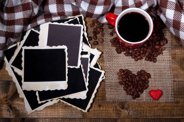 kahve fincanı, dekoratif Kalpler, ekose baharat ve ahşap zemin üzerinde eski boş fotoğraf kompozisyonu