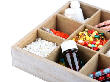Medikal hap, üzerinde beyaz izole ampul ahşap kutusunda,