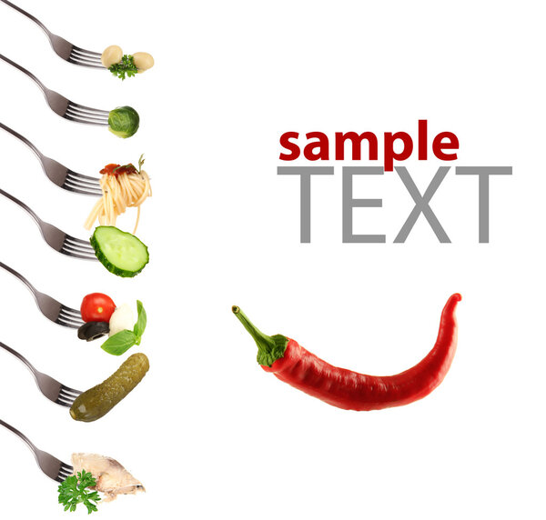 Различные продукты питания на вилках изолированы на белом
