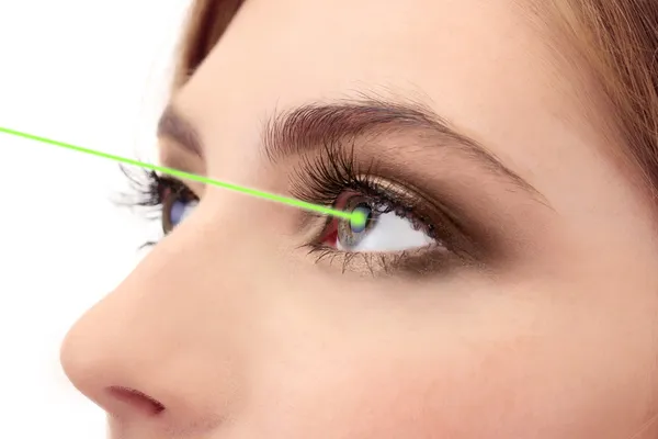 Correction de la vue au laser. Œil de femme . — Photo
