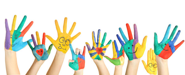 Раскрашенные руки с улыбкой изолированы на белом
