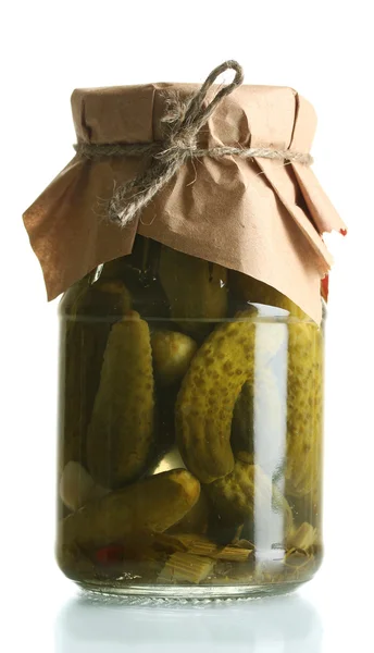 Marinerade gurkor i en glasburk isolerad på vitt — Stockfoto