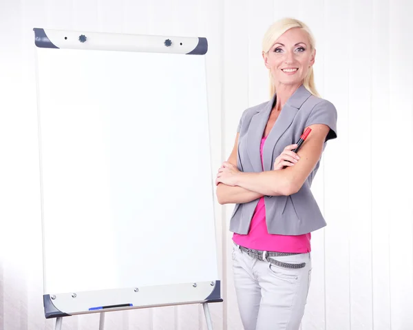 Geschäftsfrau präsentiert auf Flipchart im Büro — Stockfoto