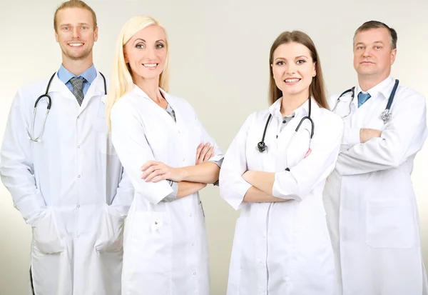 Medicinsk arbetare på grå bakgrund — Stockfoto