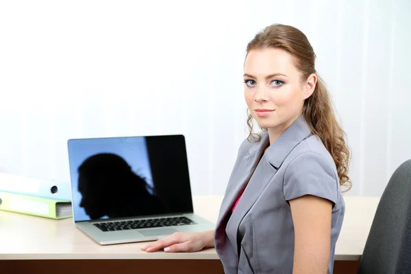 Vrouw in kantoor op de werkplek — Stockfoto