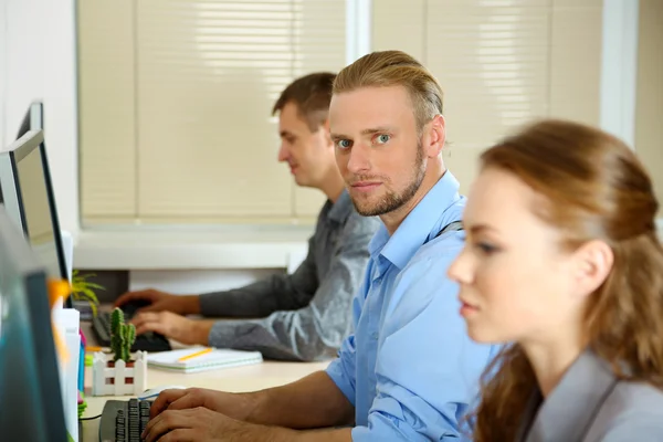 Affärsmän på arbetsplatsen — Stockfoto